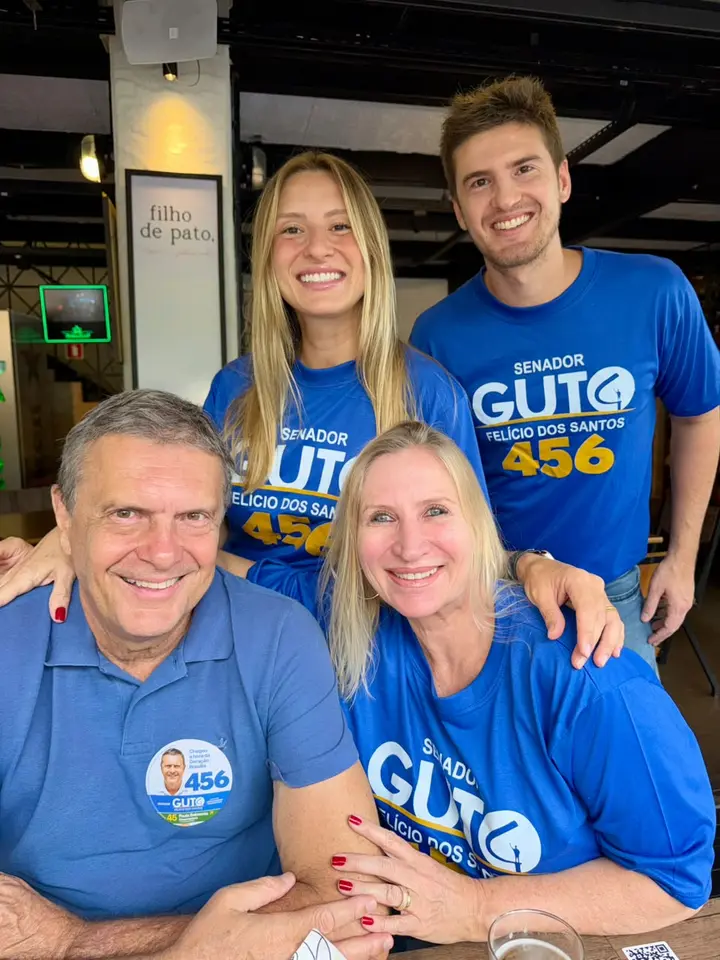 Guto ao lado de sua família
